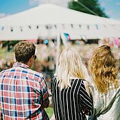 Drie personen op een festival